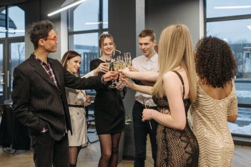 Как провести новогодний корпоратив. Можно ли организовать достойное празднование Нового года своими силами