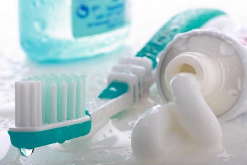 Маска для волос из зубной пасты. Как можно использовать зубную пасту в домашнем хозяйстве