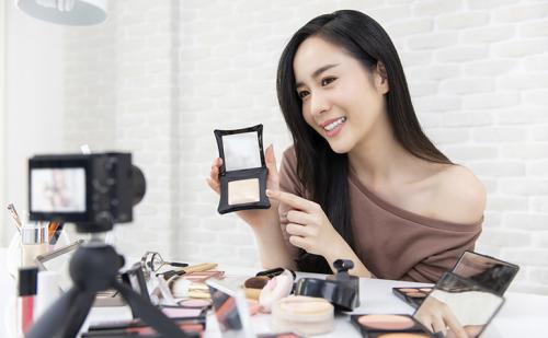 Как ухоженные девушки готовятся к съемке своего Vlog