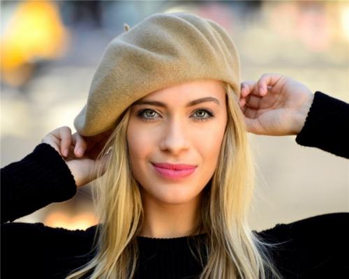 Головные уборы для женщин зима посл.  Какие головные уборы выбирать после 40 лет
