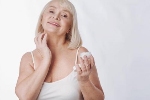 Как сделать макияж, который не выглядит староватым для женщин 50+. Макияж для женщин старше 50 лет: пошаговая инструкция