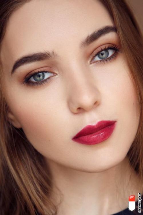 Какие продукты используются для создания макияжа на все времена. Как правильно наносить макияж на лицо?