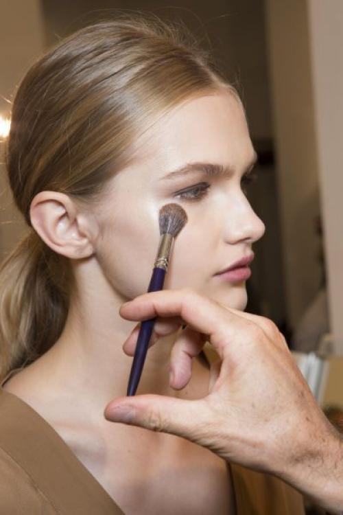 Как правильно нанести основу. Как наносить основу под макияж?