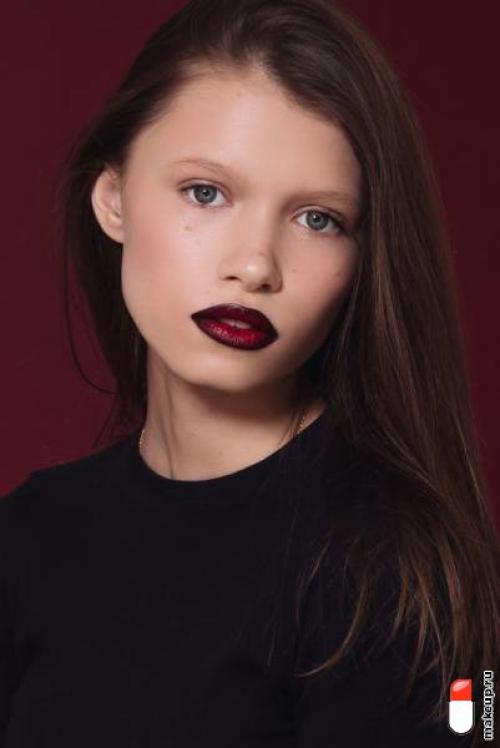 Как нанести макияж на щеки. Сгладить углы: как округлить щеки с помощью макияжа