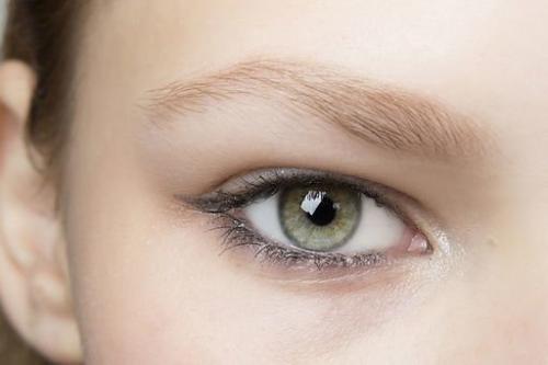 Как нанести подводку для глаз, чтобы она выглядела ровной и не размазывалась. Не в бровь, а в глаз: всё о подводках для век