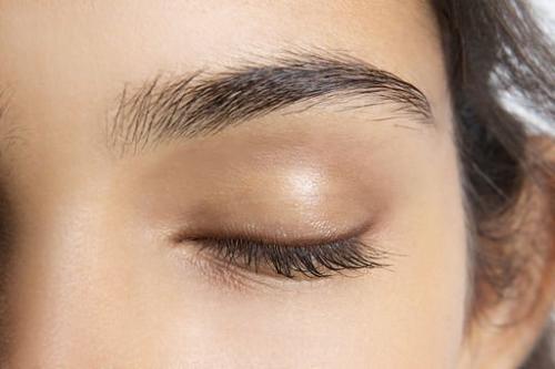 Как нанести подводку для глаз, чтобы она выглядела ровной и не размазывалась. Не в бровь, а в глаз: всё о подводках для век