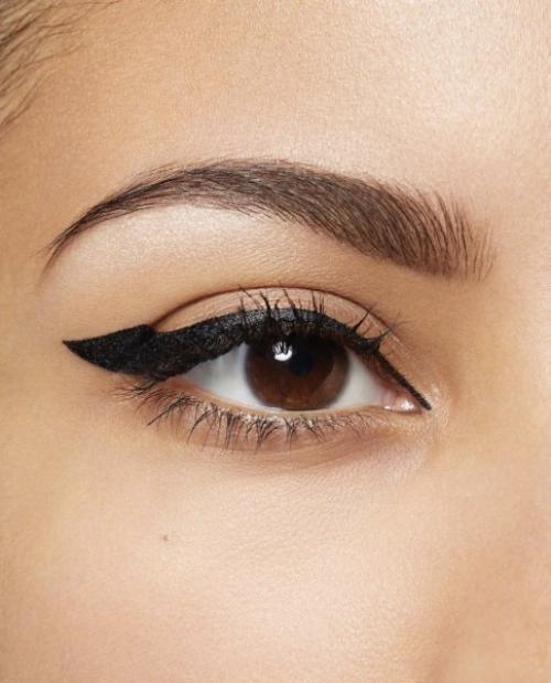 Как наносить глазную подводку. Как по линейке: учимся рисовать стрелки на глазах