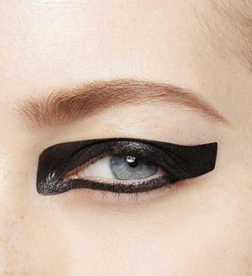 Как наносить глазную подводку. Как по линейке: учимся рисовать стрелки на глазах