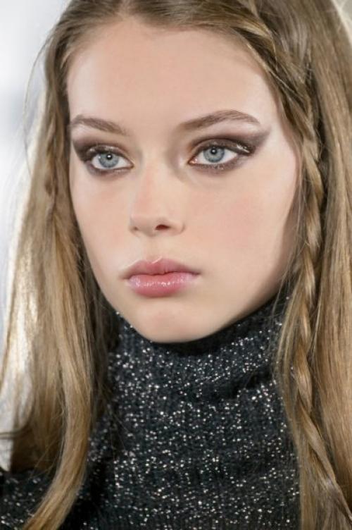 Как наносить глазную подводку. Как по линейке: учимся рисовать стрелки на глазах