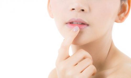 Как сделать макияж более долговечным. Как сделать макияж губ более стойким?