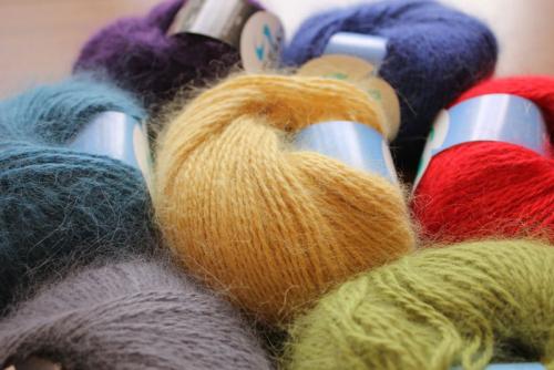 Какие материалы для вязаных шапок лучше всего подходят для разных сезонов. Виды пряжи,
плюсы и минусы