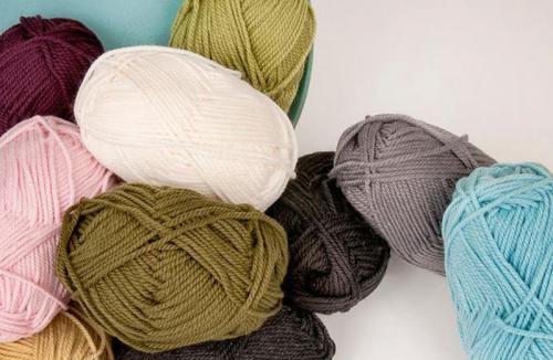 Какие материалы для вязаных шапок лучше всего подходят для разных сезонов. Виды пряжи,
плюсы и минусы