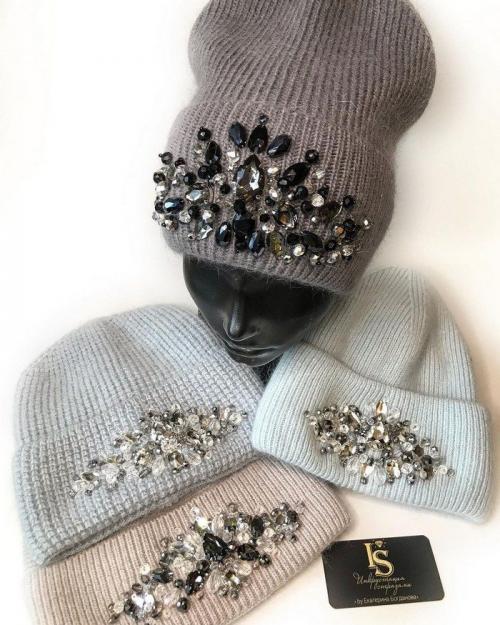 Какие аксессуары можно добавить к шапке, чтобы улучшить общий вид. 3 способа превратить старую шапку в модную вещь текущего сезона