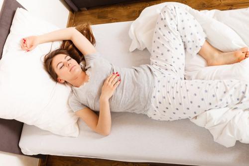 Какая поза для сна считается наиболее полезной. Поза на животе 03