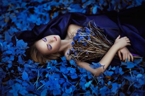 Сочетание цветов в одежде синий. С чем сочетается синий цвет в одежде у женщин: фото стильных образов