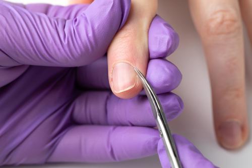 Чем смазать кутикулу после маникюра. Такие разные: как правильно работать с разными типами кутикулы