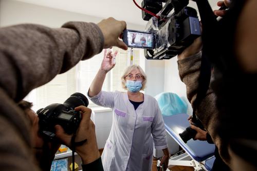 Каковы общественные мнения и ожидания относительно появления вакцины от коронавируса в России. Провальный пиар