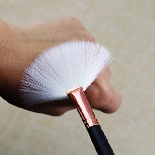 Какой инструмент лучше всего использовать для нанесения хайлайтера. Виды и особенности кистей для хайлайтера