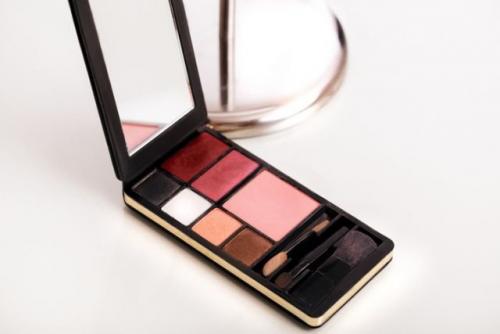 Какие нюансы следует учитывать при выборе матовых теней для век. Как правильно пользоваться матовыми тенями?