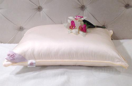 Существуют ли антиаллергенные варианты наполнителей для подушек и валиков. Лучшие гипоаллергенные подушки И наконец, зададимся вопросом —, какую гипоаллергенную подушку лучше купить? Не поверите, но выбор безопасных подушек для страдающих аллергией сегодня просто огромен. А теперь подробней, какие подушки лучше при аллергии.