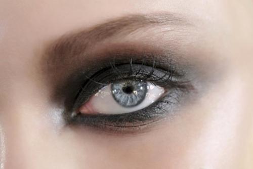 Какие нюансы следует учитывать при выборе матовых теней для век. Как правильно пользоваться матовыми тенями?