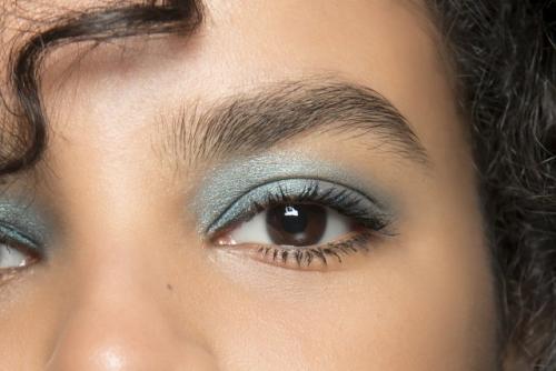 Какие нюансы следует учитывать при выборе матовых теней для век. Как правильно пользоваться матовыми тенями?