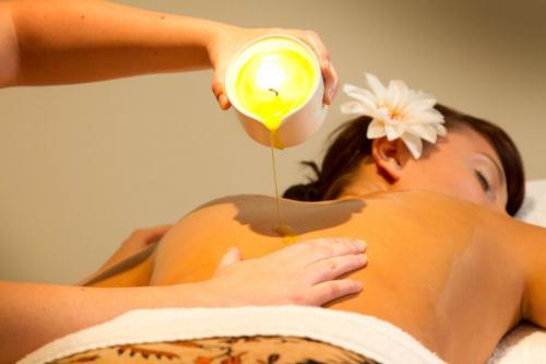 Как создать романтическую атмосферу при проведении массажа с ароматической свечей. Как использовать массажные свечи в постели, чтобы не “обжечься”?