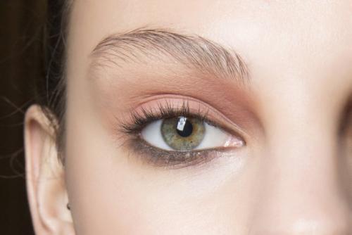 Какие нюансы следует учитывать при выборе матовых теней для век. Как правильно пользоваться матовыми тенями?