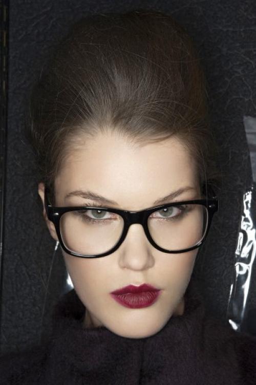 Как подобрать цвет оправы для дневного и вечернего макияжа. 10 правил макияжа для тех, кто носит очки