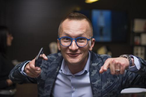 Какой цвет оправы идеально подходит для делового стиля. Гардероб для глаз