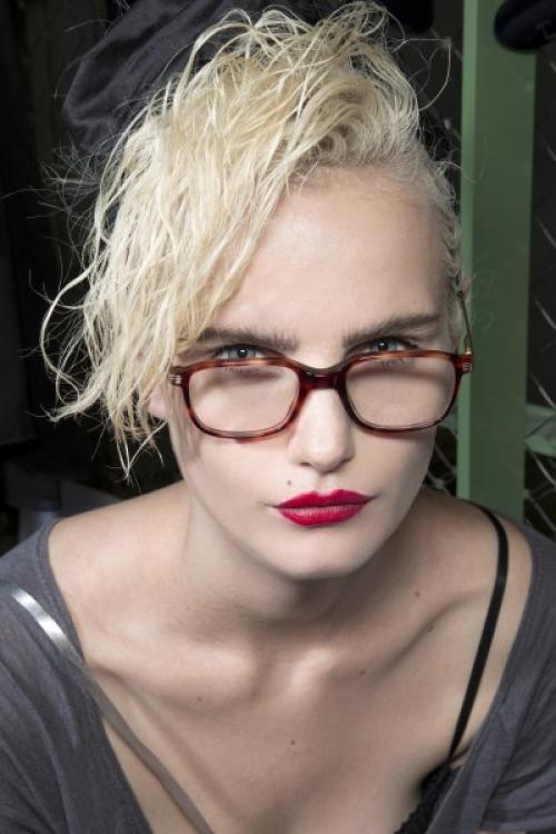 Как подобрать цвет оправы для дневного и вечернего макияжа. 10 правил макияжа для тех, кто носит очки