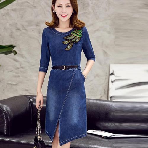 С чем можно носить джинсовое платье комбинезон. Популярные фасоны