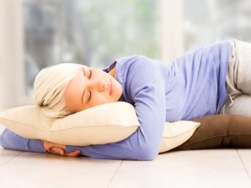 Спать на твердой поверхности полезно или нет. Полезно ли спать на полу