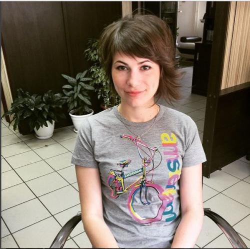 Прически для круглого лица на каждый день. Стрижки на короткие волосы для круглого лица