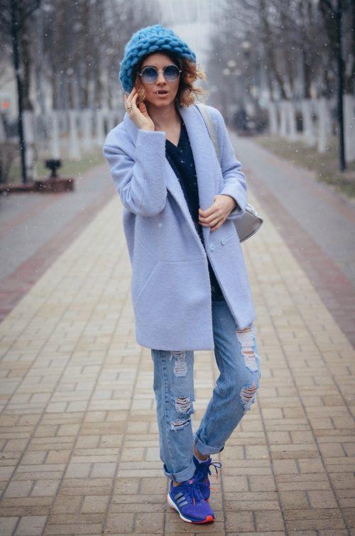 Розовое пальто с кроссовками. Какие модели пальто сочетаются с кроссовками
