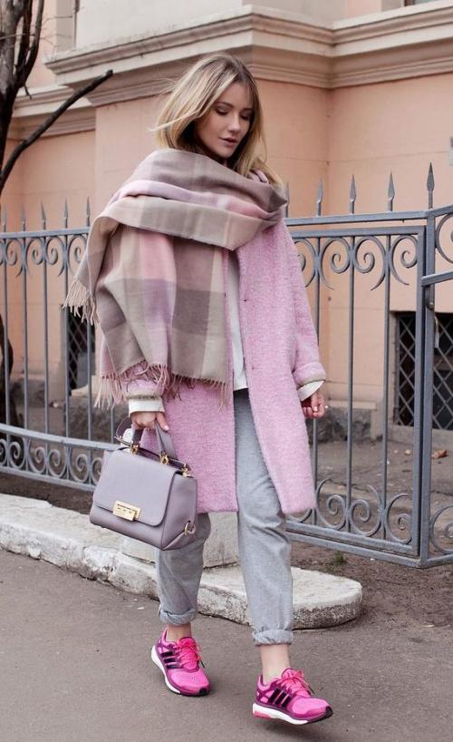 Розовое пальто с кроссовками. Какие модели пальто сочетаются с кроссовками