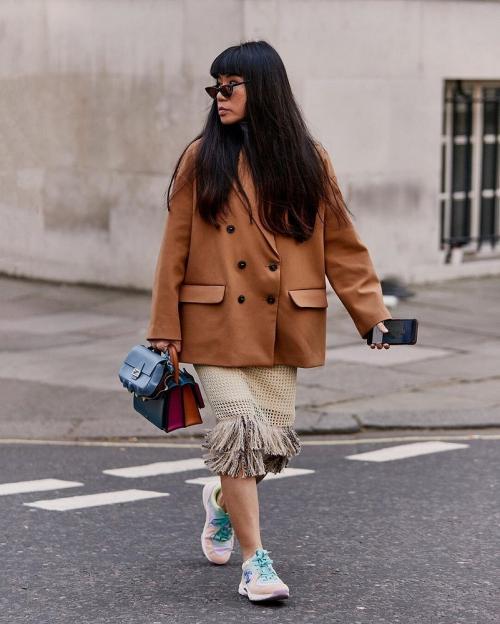 Розовое пальто с кроссовками. Какие модели пальто сочетаются с кроссовками