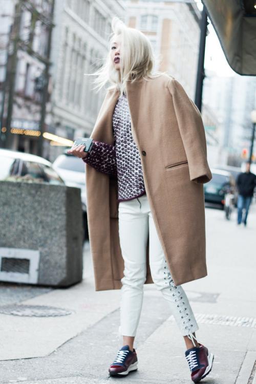 Розовое пальто с кроссовками. Какие модели пальто сочетаются с кроссовками