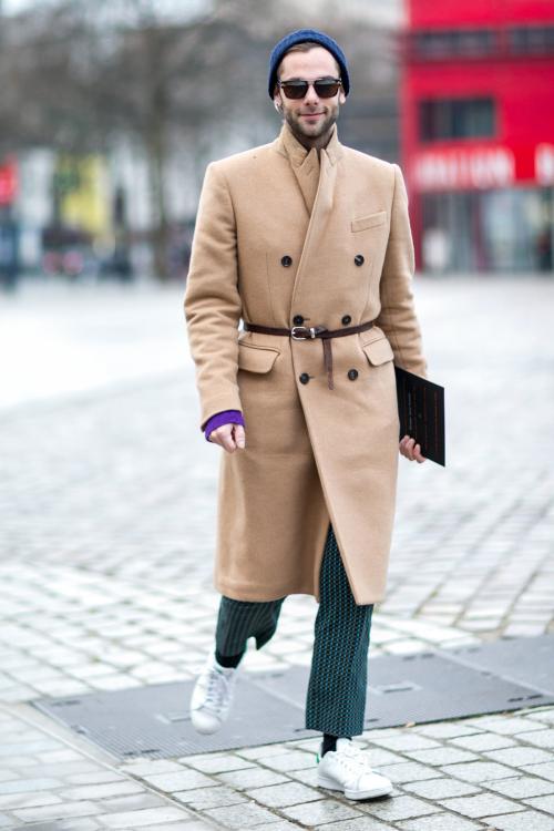 Розовое пальто с кроссовками. Какие модели пальто сочетаются с кроссовками