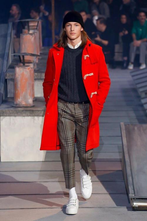 Розовое пальто с кроссовками. Какие модели пальто сочетаются с кроссовками