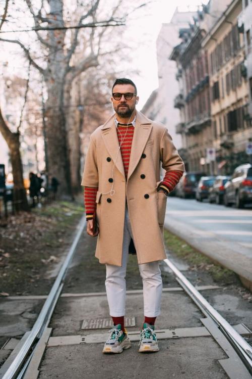 Розовое пальто с кроссовками. Какие модели пальто сочетаются с кроссовками