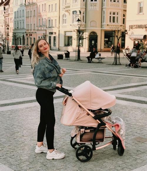 Секреты стильного гардероба для мамочек. Стильный гардероб для молодой мамы 2020: как одеться комфортно и модно