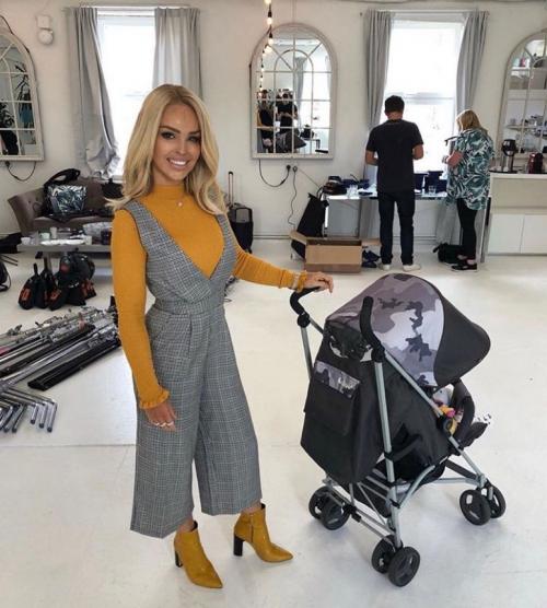 Секреты стильного гардероба для мамочек. Стильный гардероб для молодой мамы 2020: как одеться комфортно и модно