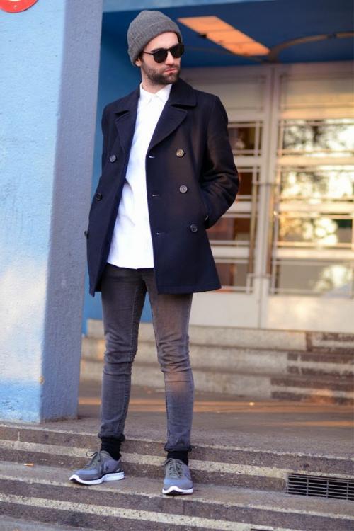 Розовое пальто с кроссовками. Какие модели пальто сочетаются с кроссовками