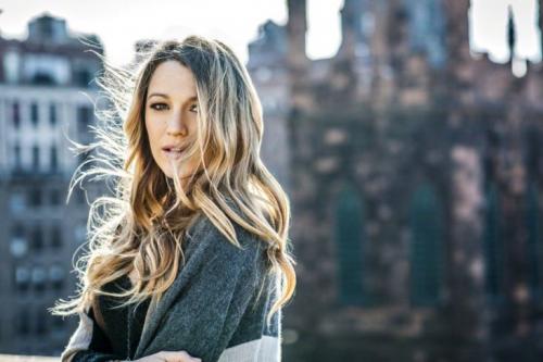 Прически с кудрями пошагово. Прически с кудрями — сексуальные и стильные завитушки для любой длинны волос + фото