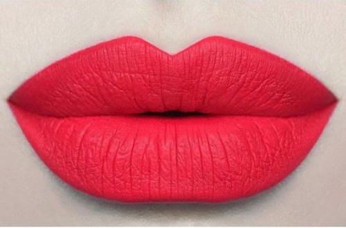 Как красить губы темной помадой. Как правильно красить губы матовой помадой: технология и пошаговая инструкция