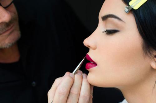 Как красить губы темной помадой. Как правильно красить губы матовой помадой: технология и пошаговая инструкция