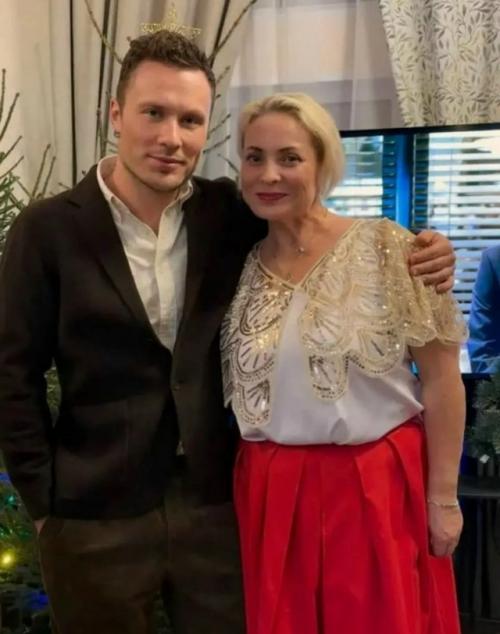 Светлана Пермякова, помирилась с отцом своей дочери - продюсером Максимом Скрябиным.

