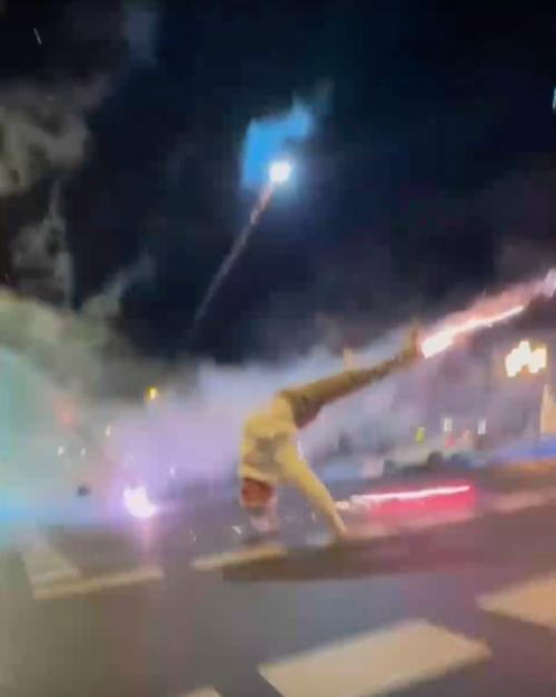 Этот спортсмен олимпийских игр прекрасно разбирается в фейерверках. 01