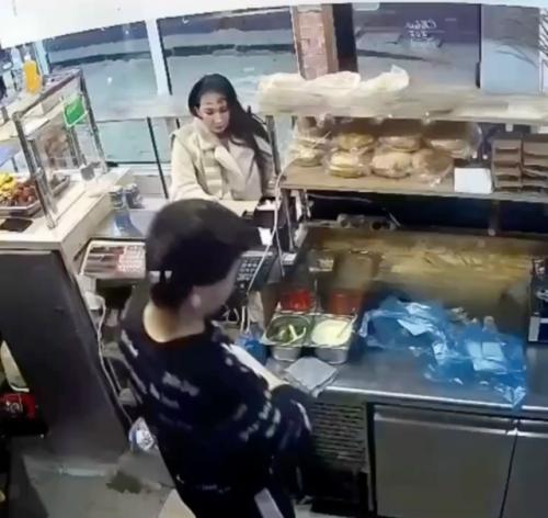 В одном из кафе Уфы 33-летний пьяный мужчина по имени Евгений устроил конфликт из-за невкусной шаурмы. 01